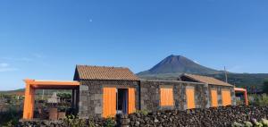 un modelo de una casa con una montaña en el fondo en Paraíso do Triângulo, en Lajido