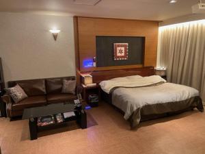 Una cama o camas en una habitación de ウォーターゲート伊勢崎