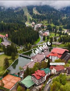 una vista aerea di una città con un fiume e di edifici di Vila Condor a Poiana Brasov