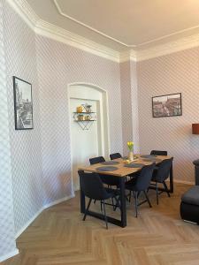 comedor con mesa y sillas en Apartment Nicol, en Karlovy Vary