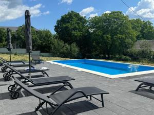 A piscina localizada em GARAGE ou nos arredores