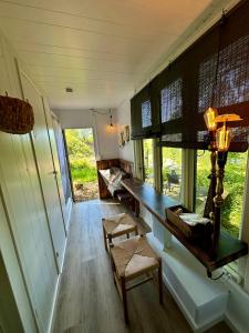 een kamer met een tafel en een bank in een huis bij Krusmølle Glamping in Aabenraa