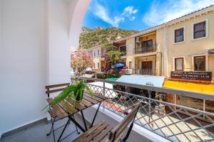 balkon z krzesłami i widokiem na budynek w obiekcie Melisa Boutique Hotel & Spa w Kaş