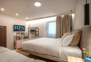 Una cama o camas en una habitación de IRA - ΗΡΑ Hotel