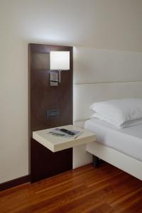 A bed or beds in a room at Kona Hotel Verona by Kleos Group Collection