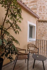 balcone con 2 sedie e un tavolo di Pou by Seaward Suites Only Adults a Villajoyosa