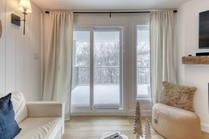 Studio 104 Mont -Tremblant tesisinde bir oturma alanı