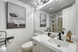 Studio 104 Mont -Tremblant tesisinde bir banyo