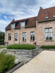 a brick house with windows on the side of it at Huis Potaerde, luxe villa, vakantiewoning - landhuis nabij Brussel in Merchtem