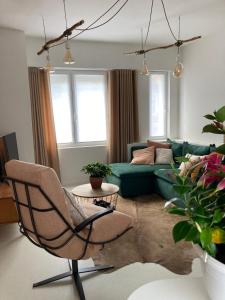 - un salon avec une chaise et un canapé dans l'établissement Charmante stadswoning aan Groen Kwartier, à Anvers