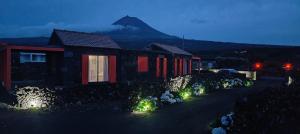 una casa con luces frente a una montaña en Paraíso do Triângulo, en Lajido