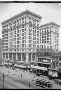 une photo en noir et blanc d'un grand bâtiment dans l'établissement The Ritz-Carlton, New Orleans, à La Nouvelle-Orléans