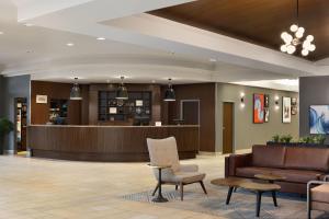 Ο χώρος του λόμπι ή της ρεσεψιόν στο Four Points by Sheraton Edmonton South