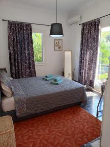 una camera con un letto e una grande finestra di Serene Country House (near Ancient Tiryns) a Nauplia