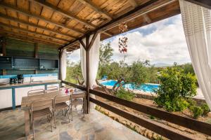 Bazen u ili blizu objekta Hakuna Matata Holidays wooden lodge with airco & pool in Greek Olive Grove