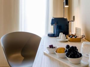 una mesa con tazones de fruta y una cafetera en Mercure Fátima, en Fátima