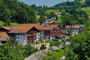 vista arial de uma aldeia nas montanhas em Königshof Hotel Resort em Oberstaufen