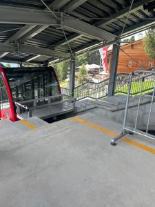 einem Bahnsteig an einem Bahnhof mit Zug in der Unterkunft Chalet da mont Resciesa in St. Ulrich in Gröden