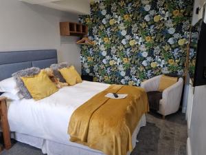 A bed or beds in a room at Montfort Cottage Guest House