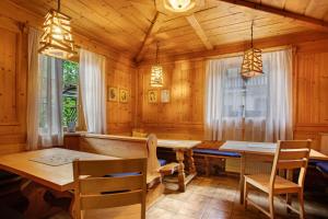 una sala da pranzo con due tavoli e sedie in una cabina di Die Bäckeralm a Bayrischzell