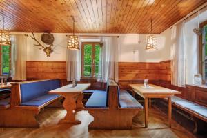 una sala da pranzo con panche blu e tavolo di Die Bäckeralm a Bayrischzell