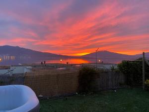 un coucher de soleil sur une étendue d'eau dans l'établissement Vistas do Minho, à Caminha