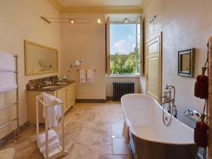 ein großes Bad mit einer Badewanne und einem Waschbecken in der Unterkunft Hotel Villa Casanova in Lucca