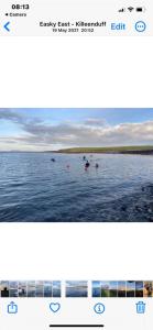 twee foto's van mensen die zwemmen in een lichaam van water bij Seafront House in Sligo