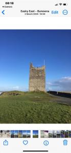 een foto van een kasteel op een grasveld bij Seafront House in Sligo