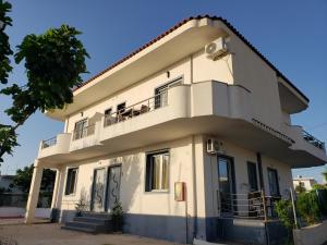 - un bâtiment blanc avec un balcon au-dessus dans l'établissement Villa Luan Ksamil, à Ksamil