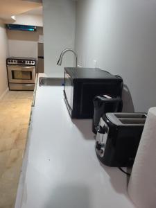 Dapur atau dapur kecil di Cozy room basement with separate entrance