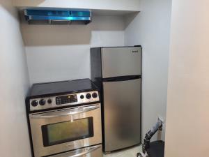 Dapur atau dapur kecil di Cozy room basement with separate entrance