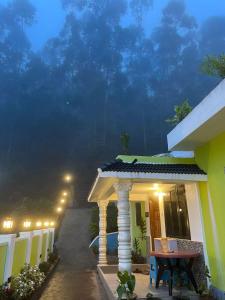 Blick auf ein Haus mit einer Veranda in der Nacht in der Unterkunft Mountain cheers munnar in Munnar