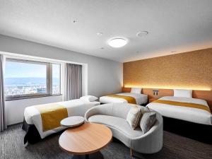 Giường trong phòng chung tại Daiwa Roynet Hotel Wakayama