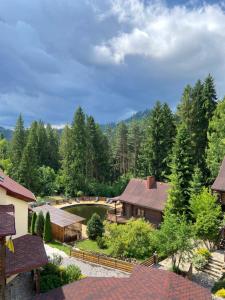 - une vue aérienne sur une maison avec un parcours de golf dans l'établissement Complex Hyzhky, à Yaremtche