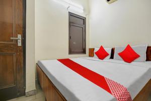 Hotel O Wave Inn Guest House में एक कमरे में एक या कई बेड