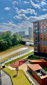 vista su una città con un fiume e su edifici di Jesionowe Apartamenty nad Odrą, Stare Miasto, Sauna w jednym, Klimatyzacja , Garaż podziemny 0 zł, Odra River , Old Town, New building, Air conditioning, Sauna-one, Underground garage FREE a Breslavia