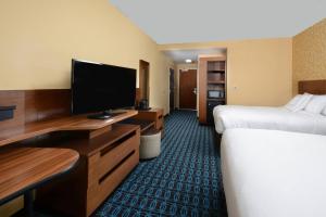 Camera con 2 Letti e TV a schermo piatto di Fairfield Inn & Suites by Marriott Raleigh Capital Blvd./I-540 a Raleigh