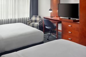 เตียงในห้องที่ Courtyard by Marriott Washington, D.C./Foggy Bottom