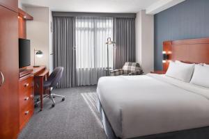 เตียงในห้องที่ Courtyard by Marriott Washington, D.C./Foggy Bottom