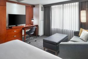 โทรทัศน์และ/หรือระบบความบันเทิงของ Courtyard by Marriott Washington, D.C./Foggy Bottom