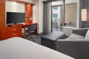 โทรทัศน์และ/หรือระบบความบันเทิงของ Courtyard by Marriott Washington, D.C./Foggy Bottom