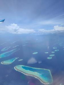 een luchtzicht op de eilanden in de oceaan bij Chambao Maldives in Guraidhoo