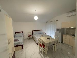 A kitchen or kitchenette at Vila Ornela