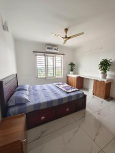 Lova arba lovos apgyvendinimo įstaigoje Luxurious Apartment with a pool and gym near Trivandrum railway station