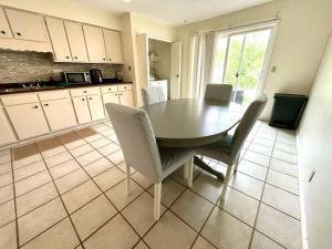 - une cuisine avec une table à manger et des chaises dans l'établissement 2 Bed 1 Bath with 1 Car Garage, à Muncie