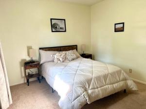 - une chambre avec un lit blanc et 2 tables de chevet dans l'établissement 2 Bed 1 Bath with 1 Car Garage, à Muncie