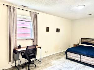 - une chambre avec un lit, un bureau et une fenêtre dans l'établissement 2 Bed 1 Bath with 1 Car Garage, à Muncie