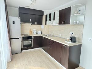 Кухня или мини-кухня в Sea Garden 2BD
