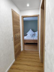 1 dormitorio con cama y puerta con espejo en Apartment Marissa, en Billerbeck